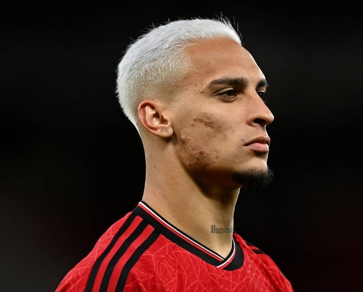 安东尼联手贝蒂斯“杀价”！要求租借回西甲，曼联不接受就砸手里